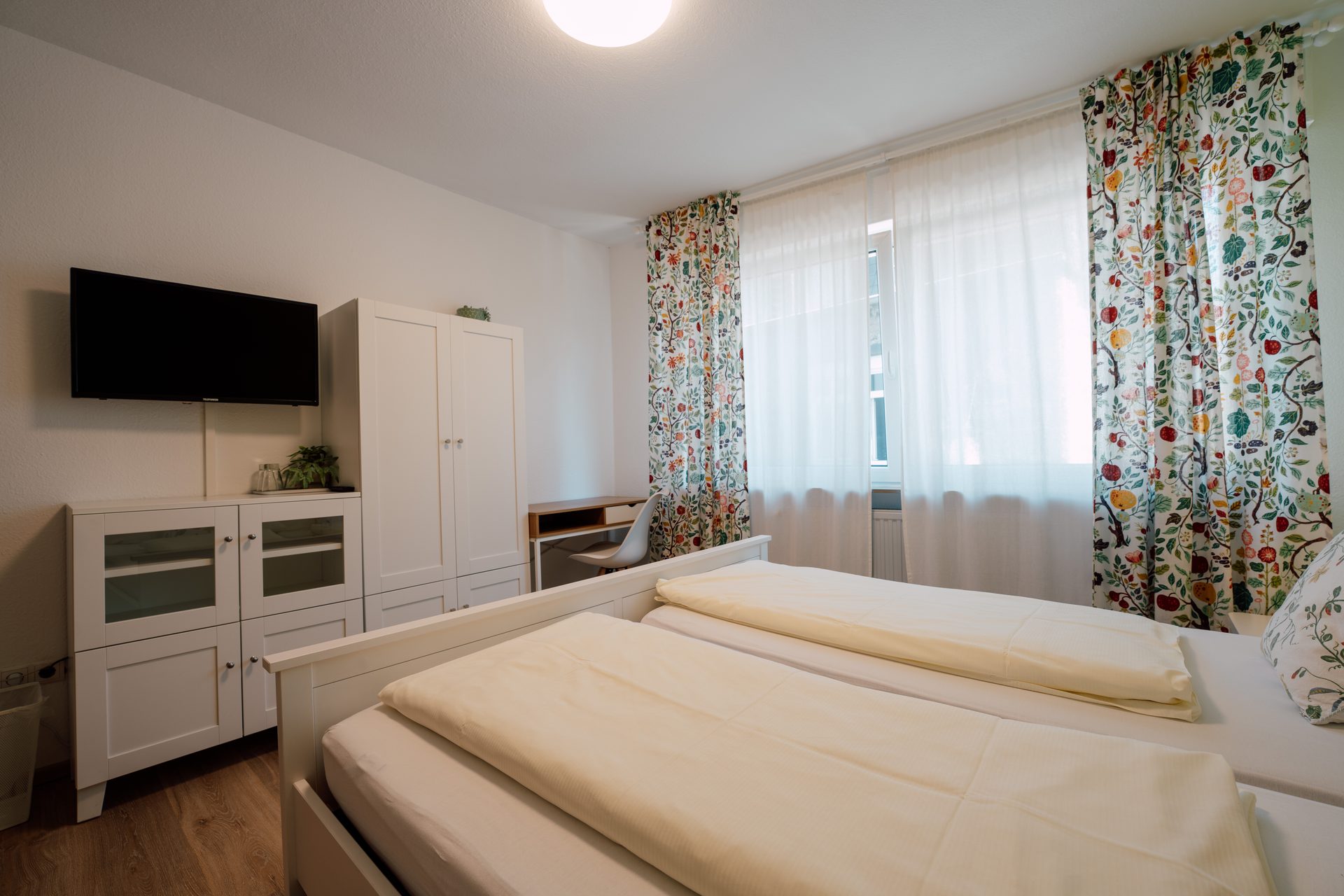 Doppelzimmer mit Blumengardinen